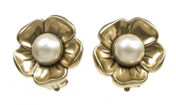 Foto Cavendish French Early Victorian faux pearl flower clip earrings