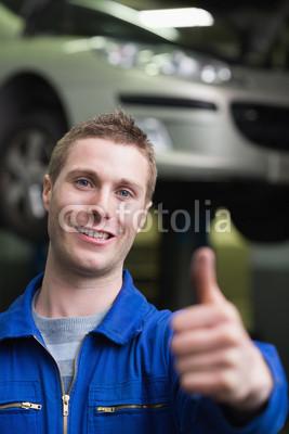Foto Cuadro con foto profesional: Handsome car mechanic gesturing thumbs up, del autor WavebreakmediaMicro en DecoTex de 45 x 60 cm
