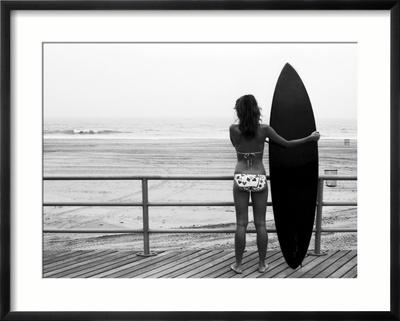 Foto Model with Black Surfboard Standing on Boardwalk and Watching Wave on Beach, Images Monsoon - Laminas