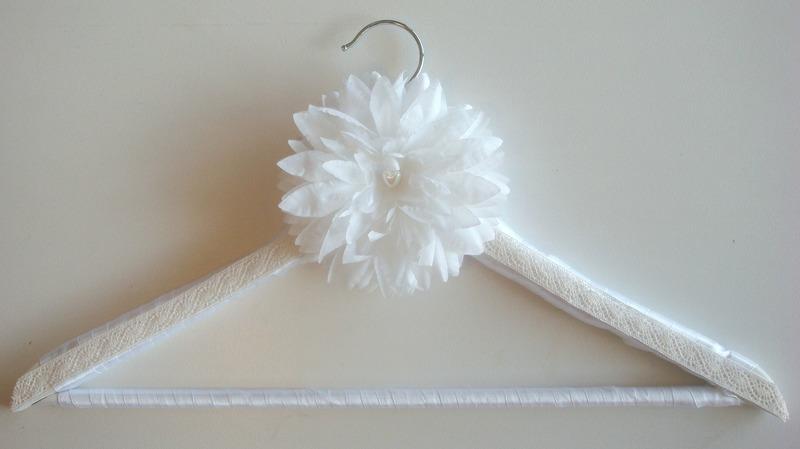 Foto Percha para el vestido de novia flor blanca