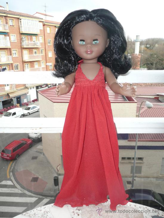 Foto preciosa muñeca negrita con vestido de noche