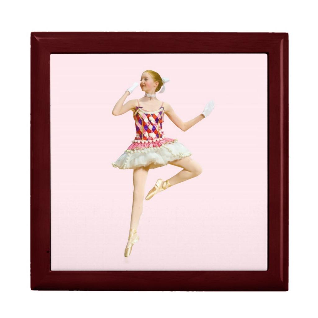 Foto Bailarina en caja de regalo rosada y blanca foto 915868