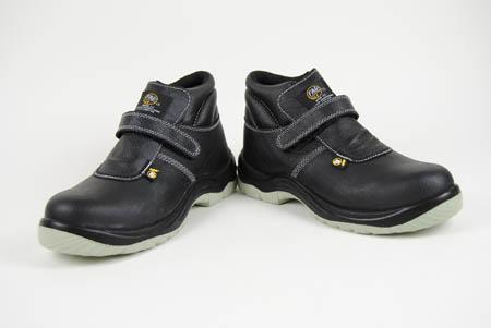 Foto bota de piel negra con velcro y piso de acero foto 783746
