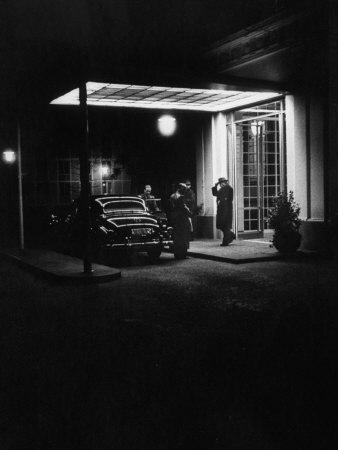Foto Lámina fotográfica de primera calidad German Chancellor Konrad Adenauer Walking to His Car after a Long Day at the Office de Ralph Crane, 61x46 in. foto 704797