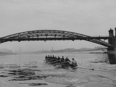 Foto Lámina fotográfica de primera calidad The Soviet Rowing Team Training New Techniques on the Moscow River de Lisa Larsen, 41x30 in. foto 968009