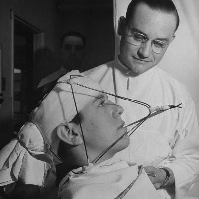 Foto Lámina fotográfica Dentist Working on a Soldier's Mouth at the Ft. Meade and Walter Reed Dental Hospital de George Strock, 41x41 in. foto 971253
