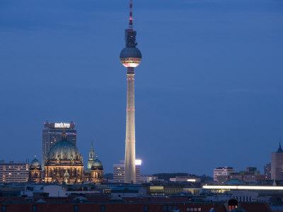 Foto Lámina fotográfica Fernsehturm, Television Tower, Telespargel, Evening, Berlin, Germany, Europe de Martin Child, 61x46 in. foto 843572