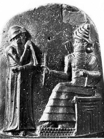 Foto Lámina fotográfica Hammurabi Receives the Code of Laws from God Shamash, from Bas Relief at Top of Code of Hammurabi, 41x30 in. foto 972993