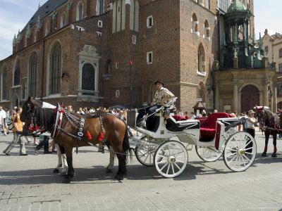 Foto Lámina fotográfica Horse and Carriage in Main Market Square, Old Town District, Krakow, Poland de R H Productions, 61x46 in. foto 861348