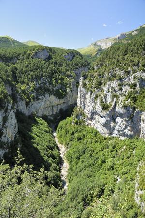 Foto Lámina fotográfica Yaga River and Karst Cliffs of Escuain Gorge, Ordesa and Monte Perdido Nat'l Pk, Huesca, Spain de Nick Upton, 61x41 in. foto 659714