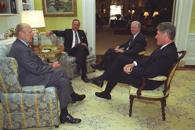 Foto Premium Poster Presidents Gerald Ford, George H.W. Bush, and Jimmy Carter at Nafta Signing, 1993, 61x41 in. foto 590269