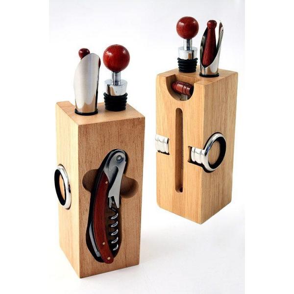 Foto Set de vino con accesorios en madera