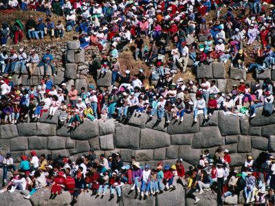 Foto Spectators Sitting on Inca Walls Watching Inti Raymi Festival, Sacsayhuaman, Cuzco, Peru, Richard I'Anson - Laminas foto 489841
