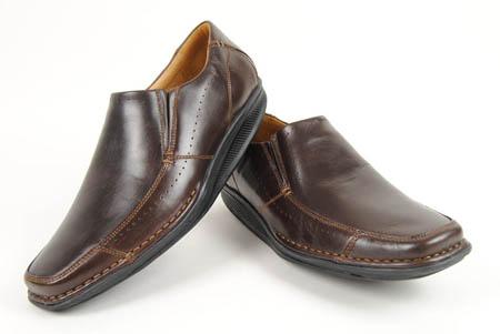 Foto zapato sketchers shape ups de piel marrón y suela de goma foto 419403